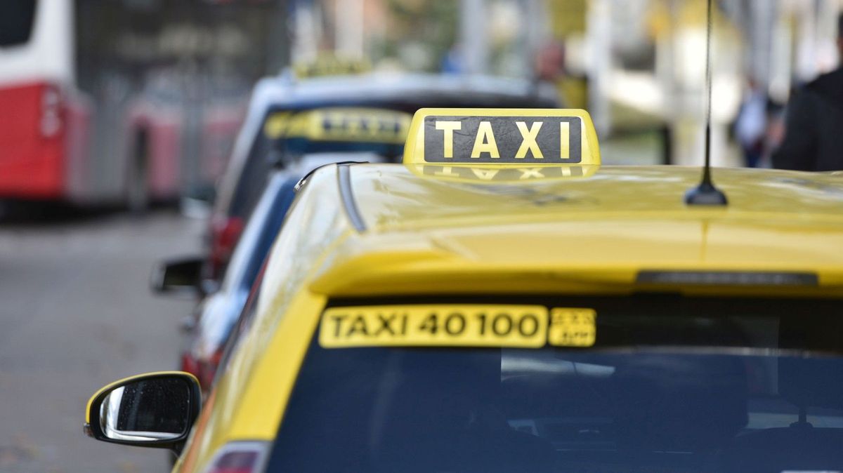 Ve vídeňském taxíku zapomněla 13 tisíc eur. Poctivý řidič je vrátil